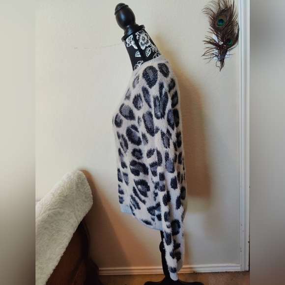 Time And Tru NWOT gray Animal print crew neck sweater 🐆🩶🖤 (S/CH) (Size: 4-6) - Picture 6 of 16